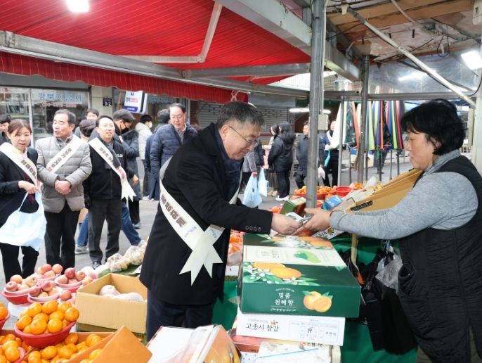 포항시가 설맞이 전통시장 장보기로 민생경제 활성화에 앞장서고 있다.