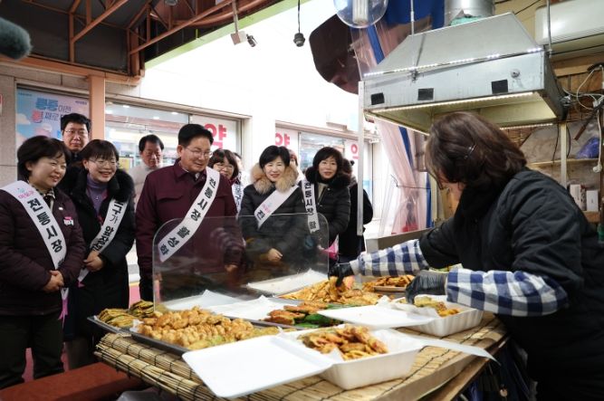 박강수 마포구청장이 아현시장을 찾아 설 명절 음식들을 살펴보고 있다.