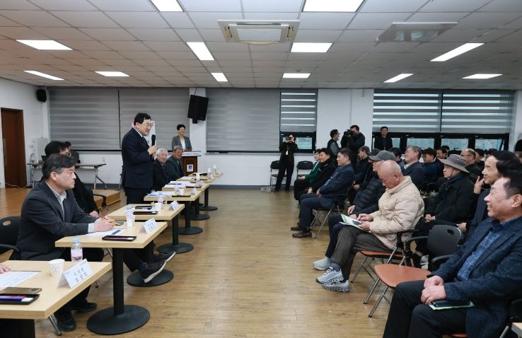 10일 양남면행정복지센터 대회의실에서 열린 ‘2026년 현장소통마당’에서 주낙영 경주시장이 주민 건의사항을 청취하며 발언하고 있다.