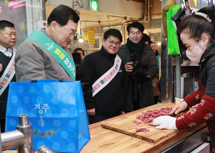 주낙영 경주시장이 11일 설 명절을 앞두고 경주 중앙시장에서 상인들을 격려하며 장보기 행사에 참여하고 있다.