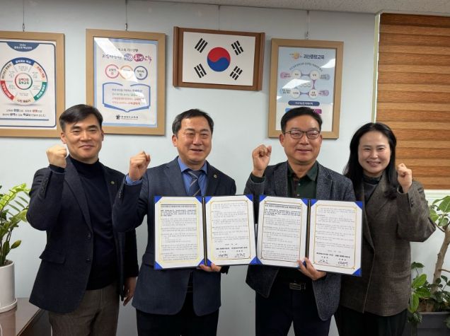 증평 좌구산 휴양랜드-괴산증평교육지원청, 업무협약 체결(왼쪽에서 두번째 괴산증평교육지원청 교육장 우관문, 세번째 휴양랜드사업소장 이태규)