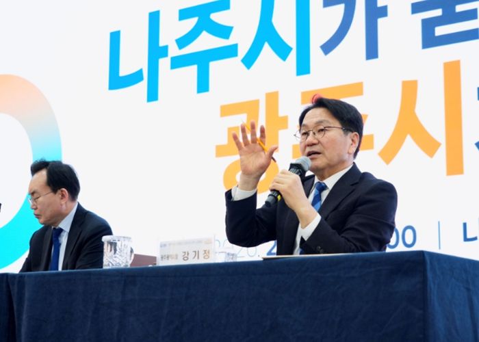강기정 광주광역시장이 11일 오전 나주시청 대회의실에서 열린 '광주전남 통합 나주시 상생토크'에 참석해 통합의 필요성과 나주시 발전 방안에 대해 소통하고 있다. /광주광역시 제공