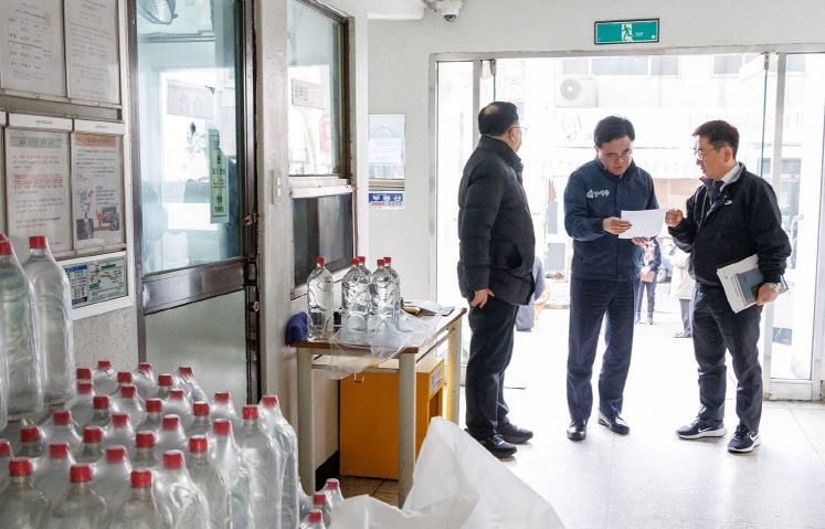 진교훈 강서구청장(가운데)이 단수로 불편을 겪고 있는 방화동의 한 아파트를 찾아 주민 피해 현황을 살피고 있다.