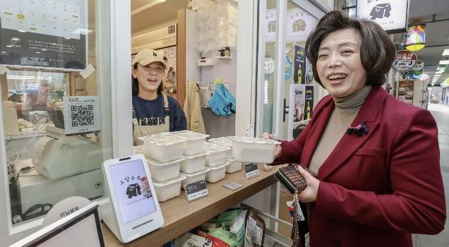 과천시 전통시장 골목형 상점가 현장 점검(사진 오른쪽 신계용 과천시장)