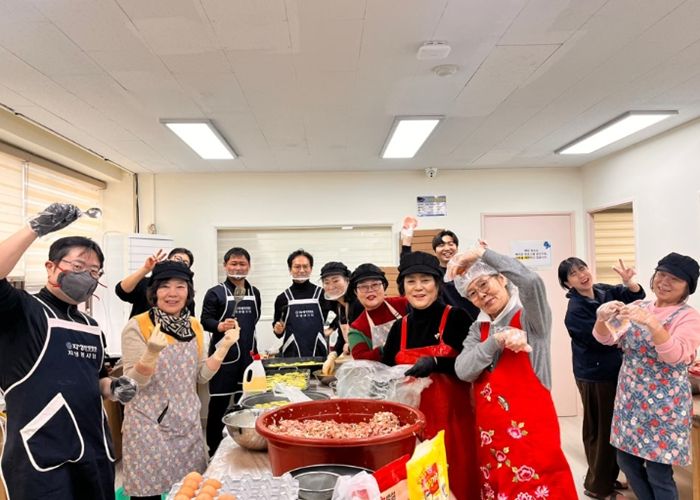 ‘설 명절 모둠전 나눔 행사’참여자들이 기념촬영을 위해 포즈를 취하고 있다.