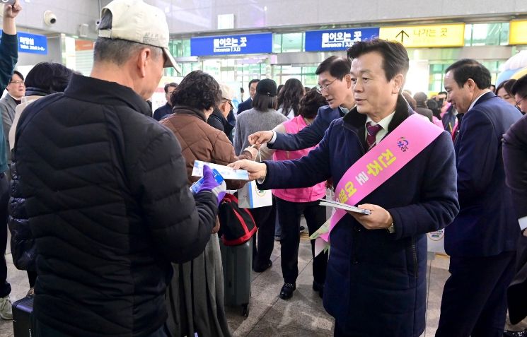 “하모와 함께 전하는 설 인사, 봄 여행은 진주로”