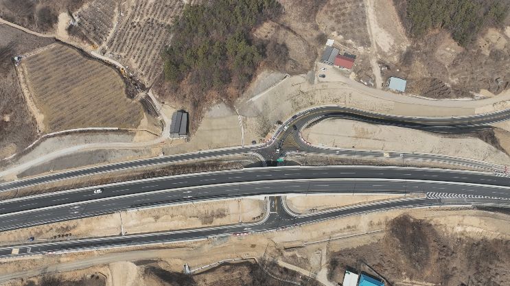 충청내륙고속화도로 충주 삼방교차로(청주시 주덕읍 삼청리 산75-2) 전경