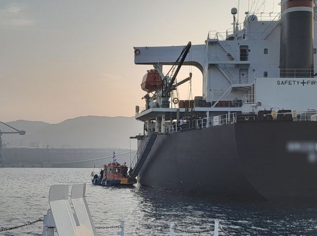 사천해경이 응급환자를 구조정으로 편승 중인 모습
