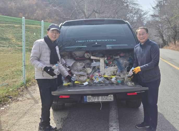 임윤모 겸백면장이 명절 기간 고향을 찾는 귀성객과 주민들을 위해 주요 도로변과 생활권 주변을 돌며 쓰레기를 수거했다