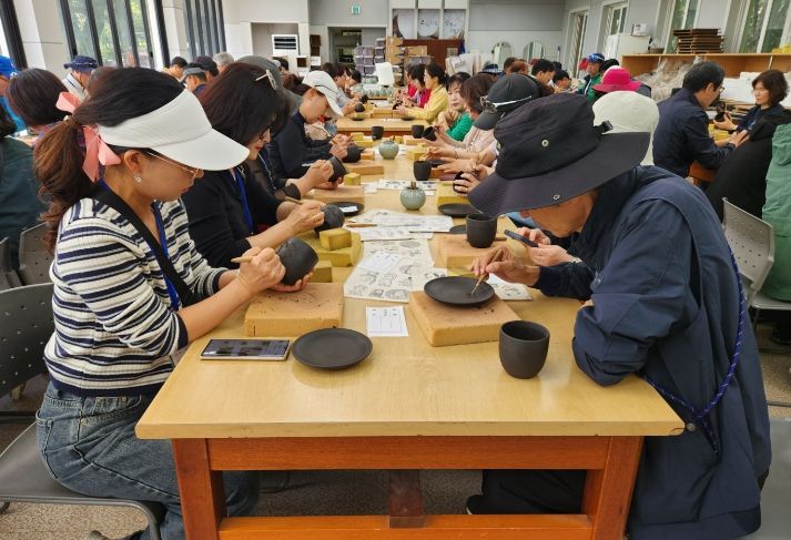 작년 제53회 청자축제장에서 청자빚기 체험중인 관광객들의 모습