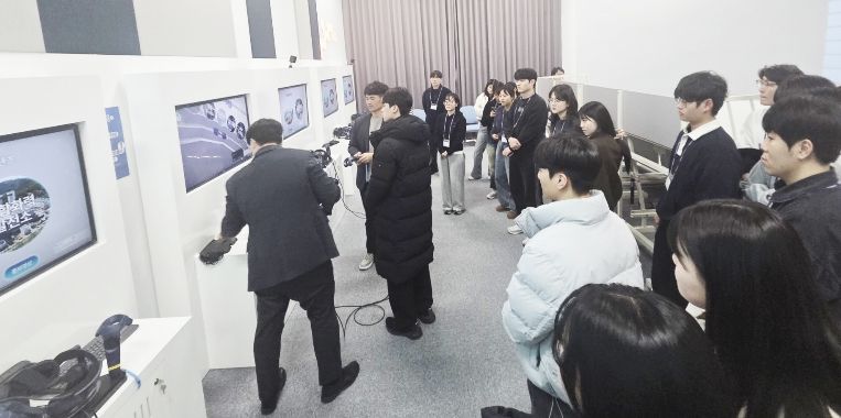 한국동서발전(주)과 함께하는 ‘EWP 직무이해캠프’ 2일차 VR 체험 활동 모습