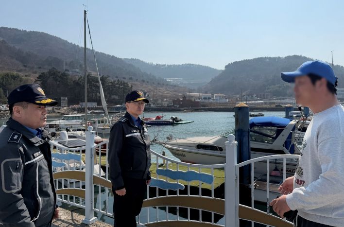 사천해경 장성환 서장이 조종면허 대행기관 점검 하는 모습