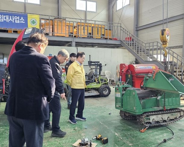 시 관계자들이 농기계임대사업소를 방문해 현장 점검을 하고 있다.