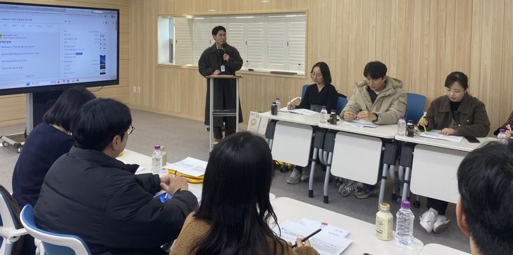 영천시 읍면동 통합돌봄 사업 담당자들이 역량 강화 교육을 듣고 있다.