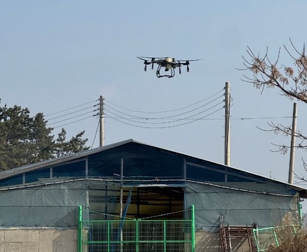 드론 활용 공동방제 작업 모습