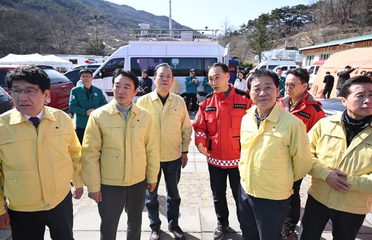 경상남도의회 확대의장단, 함양군 산불현장 위문품 전달