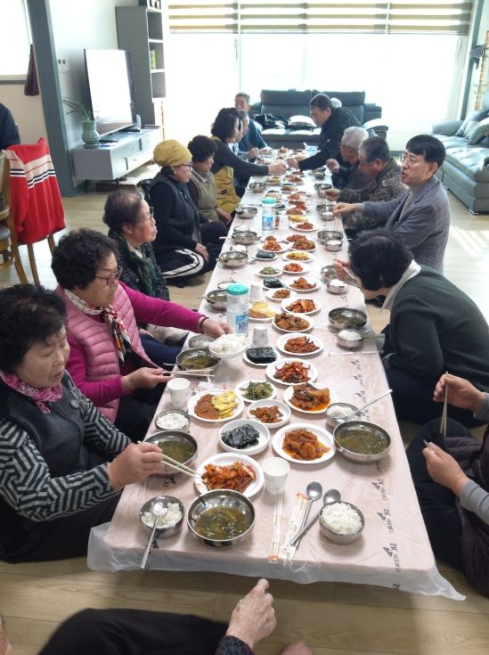 ‘어르신들의 경로당 급식지원