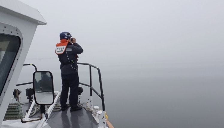 짙은 농무 속 해상 수색 중인 완도해경의 모습
