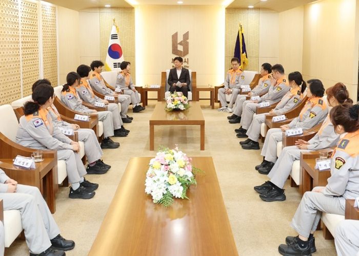 부천시는 지난 23일 의용소방대원들과 함께 간담회를 열었다.