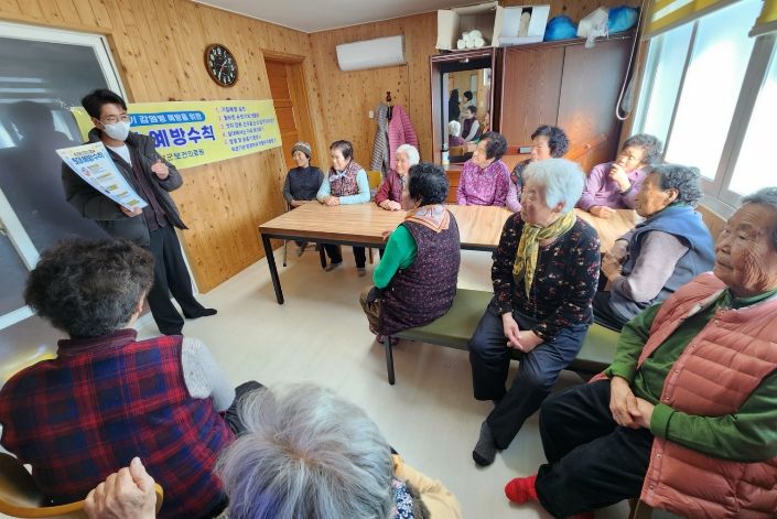 곡성군보건의료원 관계자가 마을 경로당에 방문해 감염병 예방 교육을 추진하고 있다.