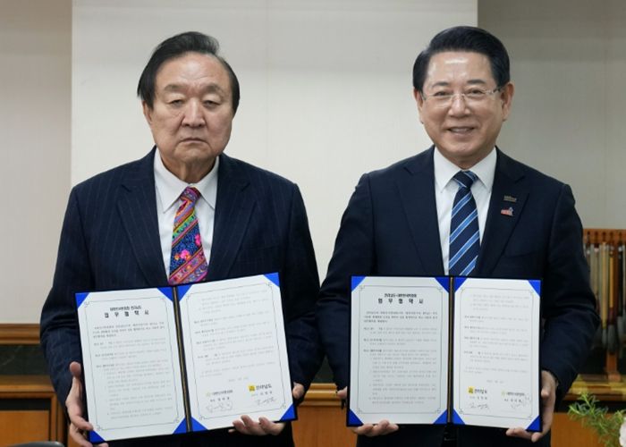 김영록 전라남도지사가 25일 대한민국헌정회에서 정대철 대한민국헌정회 장과 생태계 교란 유해어종 퇴치를 위한 업무협약을 하고 있다.