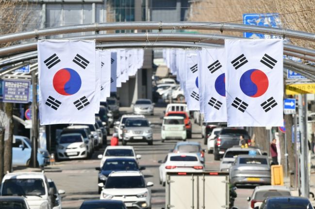 제107주년 3․1절을 앞둔 26일, 화천군 화천읍 중앙로 일대에 게양된 태극기