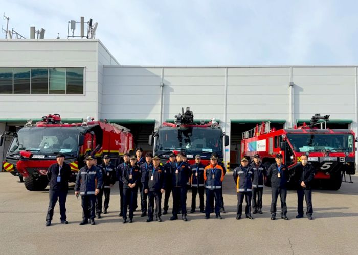 26일 진행된 인천국제공항공사와 영종소방서의 공항 위기상황 대응 합동 관숙훈련에서 훈련 참여자들이 훈련 종료 후 기념촬영을 하고 있다.