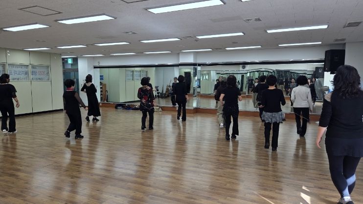 공공시설사업소)청도군, 2026년 상반기 여성회관 프로그램 운영(라인댄스교육 사진)