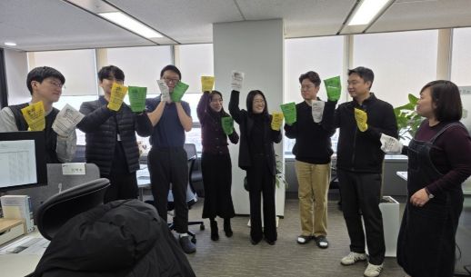 인천항만공사 항만정보화실 직원들의 청렴 메세지(“관행이라는 묵은 ‘때’를 박박 벗겨내야, 진정한 청렴의 ‘때’가 옵니다.”) 인증샷 촬영을 하고 있다. / 사진제공 = 인천항만공사