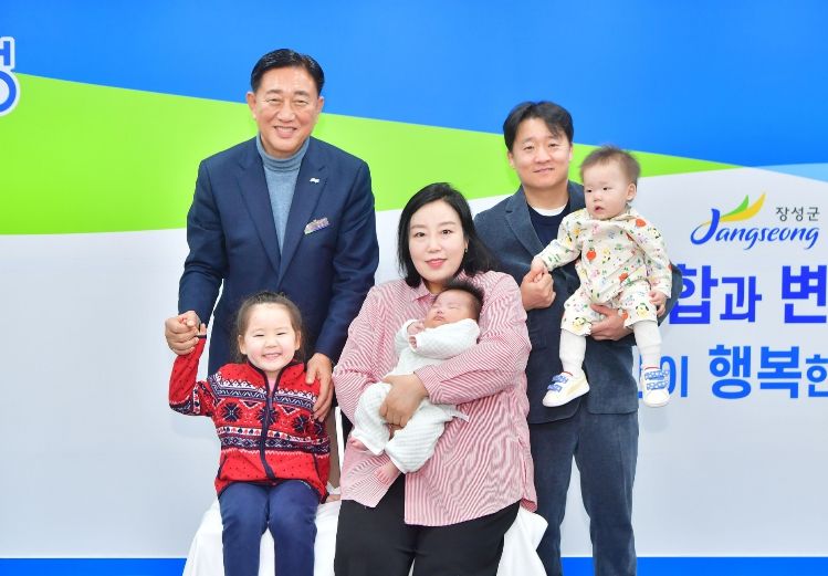 좌측부터 김한종 군수, 유선우 양, 오승현 씨, 유시웅 아기, 유정필 씨, 유도웅 아기.