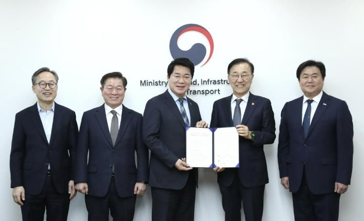 관악구 등 4개 지자체장이 국토부를 방문해 신천신림선 국가철도망 구축계획 반영을 위한 공동건의문을 전달했다(가운데 박준희 관악구청장)