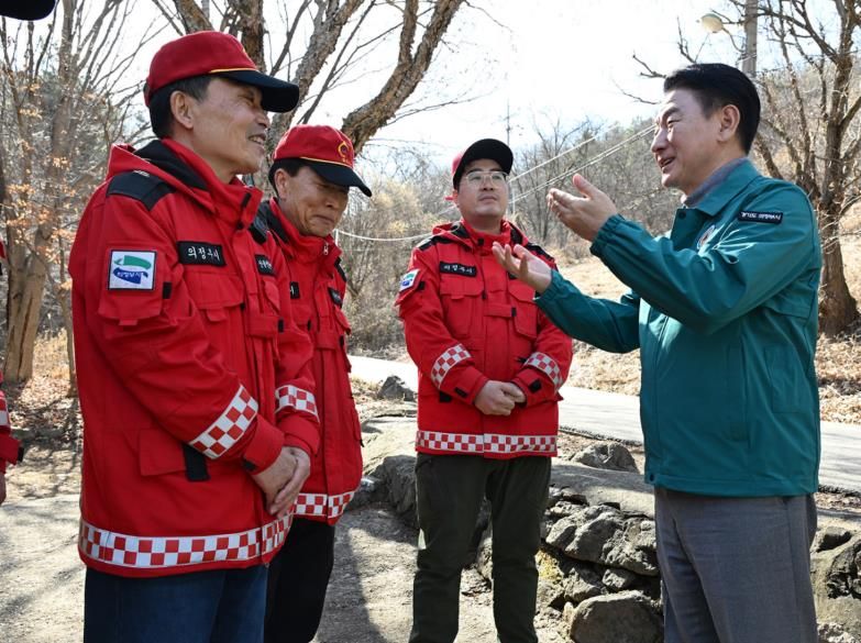 의정부시는 3월 3일 산불 대응 체계를 점검하고, 산불 예방 활동에 대한 현장 점검과 근무자 격려를 실시했다.