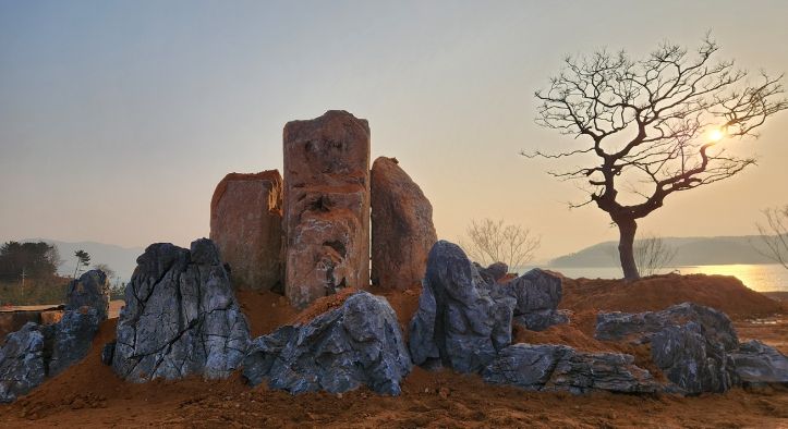 여수세계섬박람회장 내 석가산과 팽나무