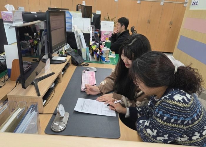 민원지적과 직원이 4일 민원 방문인에게 토지합병 사전컨설팅제를 안내하고 있다.