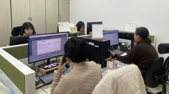 체납세금 징수단이 전화상담을 통해 체납액 자진납부를 독려하는 모습