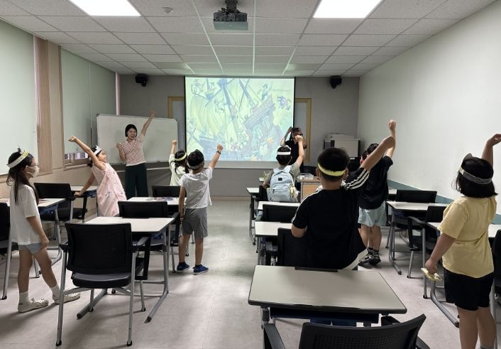밀양시립영어도서관에서 수강생들이 원어민 강사 수업에 참여하고 있는 모습
