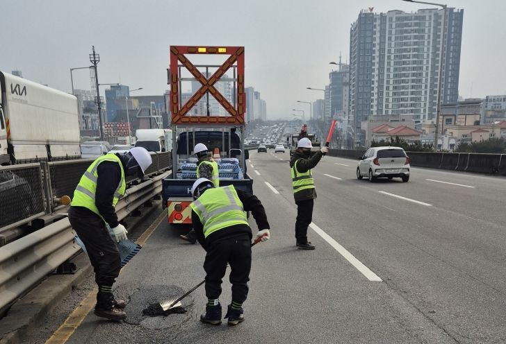 광주시, 해빙기 포트홀 등 도로 파손 즉각 대응