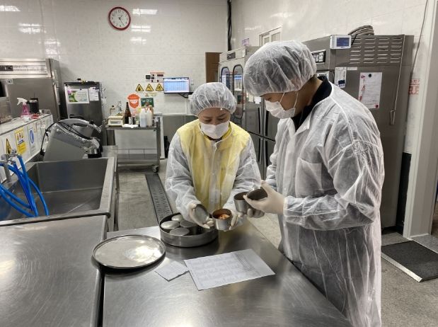 포항시 합동점검반이 학교 등 집단급식소를 대상으로 식중독 예방 합동 점검을 실시하고 있다.