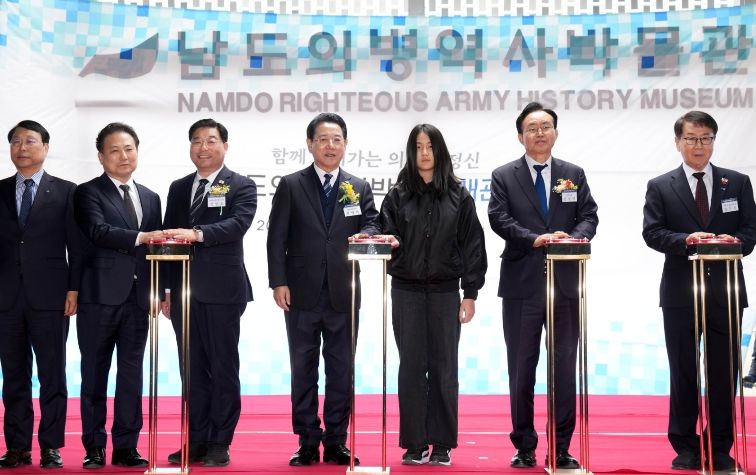 김영록 전라남도지사가 5일 나주 공산면에서 열린 ‘남도의병역사박물관 개관식’에서 주요 내빈들과 현판식을 하고 있다.