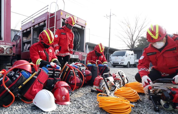 북구청 공원녹지과 산림팀 직원들이 생용동 산불초소에서 진화 차량과 등짐 펌프 등을 점검 하는 모습