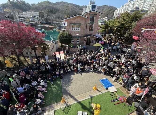 지난 7일 탐매희망센터 일원에서 열린 ‘제8회 매곡동 탐매축제’에서 관람객들이 마술·버블쇼 공연을 관람하고 있다