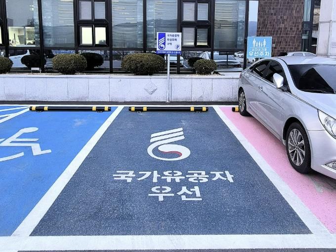 홍천군청 세무회계과 앞 주차구역 사진