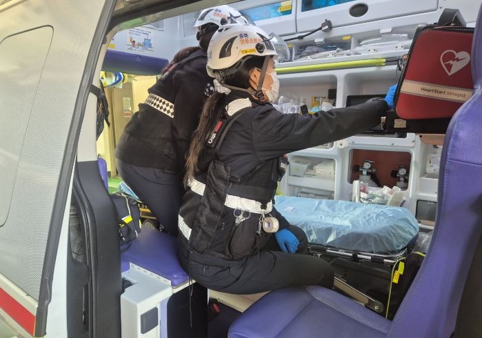 영동소방서 구급대원들이 구급차량 적재 장비를 점검하는 모습