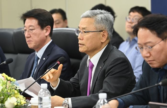 포럼에서 발언하고 있는 김동철 사장(가운데)