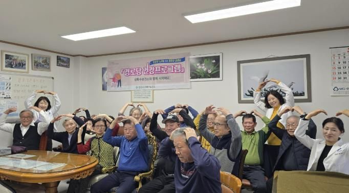 12일 푸르지오2차아파트 경로당에서 원스톱 경로당 건강관리 프로그램이 진행중이다.