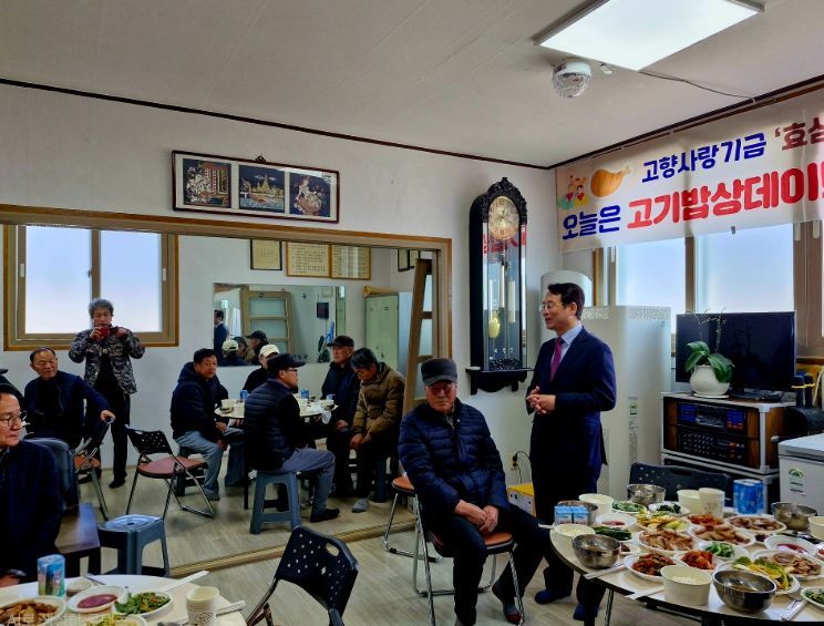 강진군이 칠량면 만복마을 경로당에서 고기밥상데이를 갖고 있다.