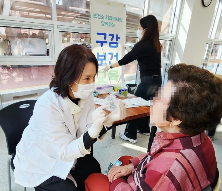 의정부시는 3월 12일 가능동 소재 호호당 2호점에서 65세 이상 노인 30여 명을 대상으로 ‘찾아가는 구강건강교실’을 운영했다.