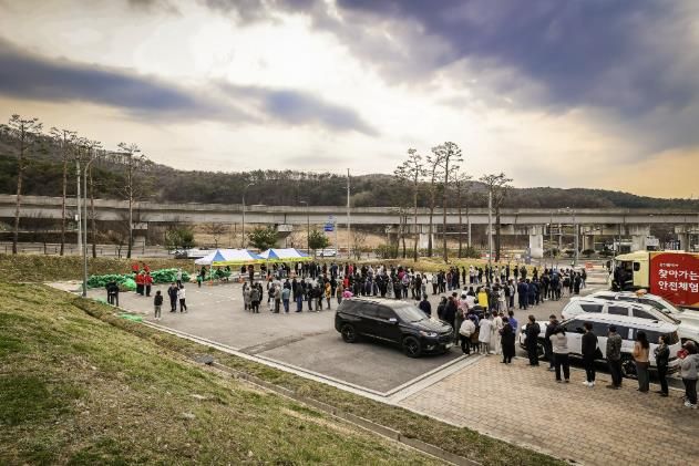용인미르스타디움에서 열린 처인구 나무 나누어주기 행사 모습