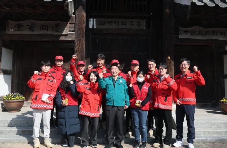 서철모 서구청장이 14일 관내 산불 취약지를 방문해 근무자를 격려하고 있다