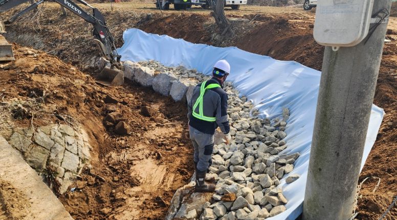 하천 수해 복구 사업을 진행하고 있는 모습
